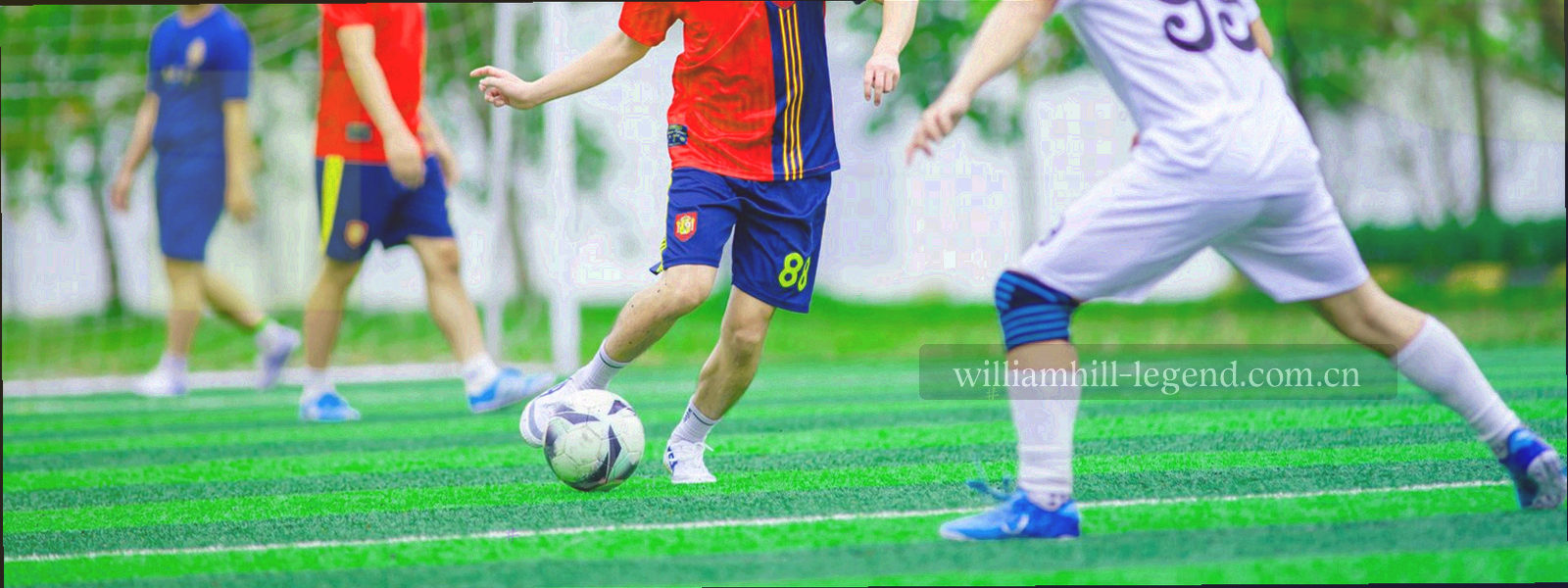 夜间球场看台灯光连成带状光晕的远景