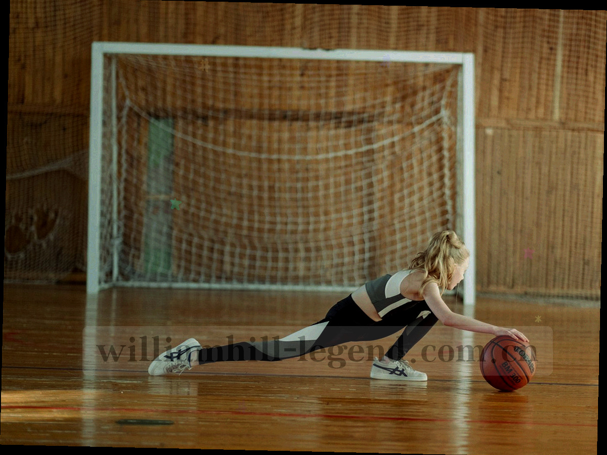 抽象地区轮廓上分布大小不一的橙色数据点